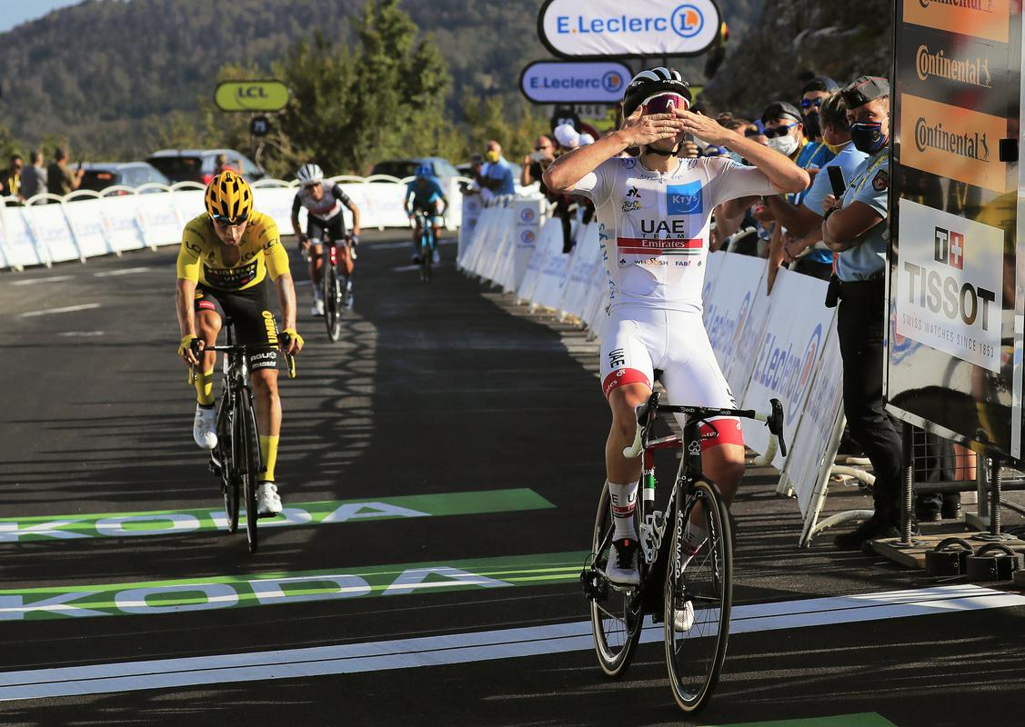 Dvojna zmaga Pogačarja in Rogliča na vrhu Grand Colombierja v 13. etapi Tour 2020, kjer pa zaradi epidemije na ciljnem vzponu ni smelo biti gledalcev. Foto: EPA