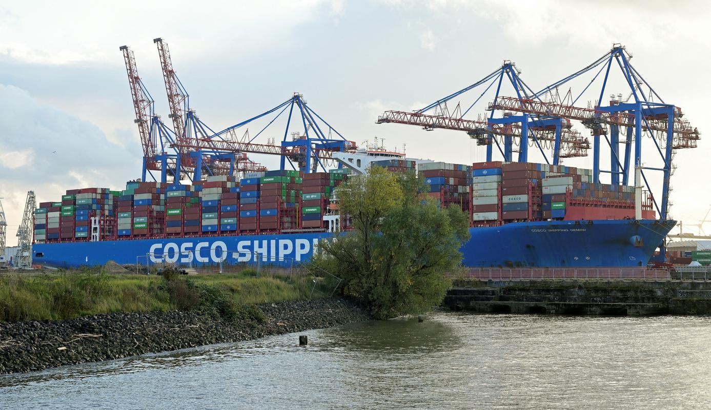 Tovorna ladja kitajskega podjetja Cosco v hamburškem pristanišču Tollerort. Foto: Reuters