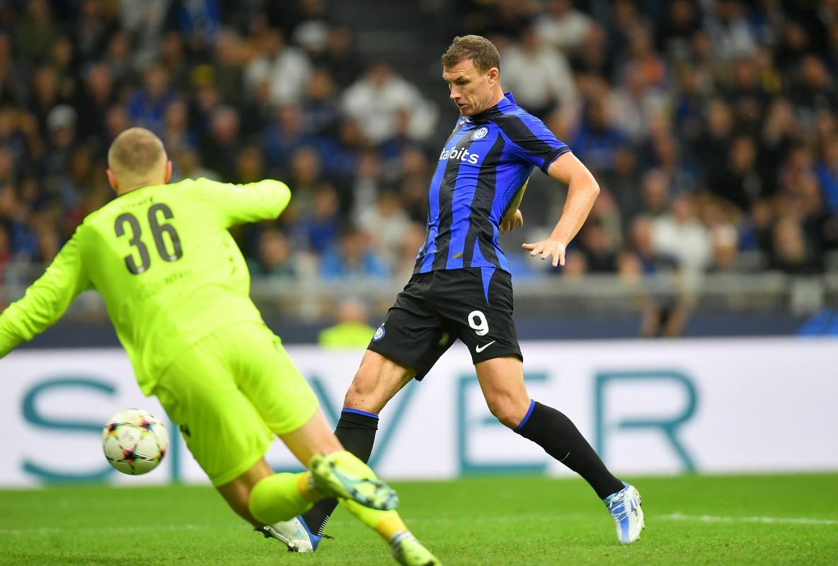 Edin Džeko aumentou a vantagem do Inter sobre o Viktoria para 2-0 antes do intervalo, e depois marcou mais 3-0 a meio da segunda parte.  Foto: AP