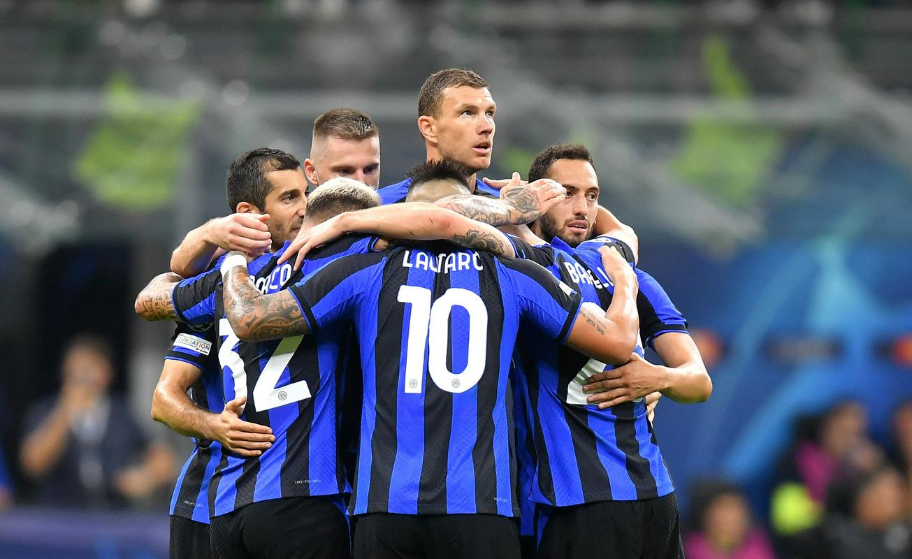A alegria dos jogadores do Inter, que destruíram todas as esperanças do Barcelona.  A uma rodada do final da fase de grupos, o time milanês se juntou ao time de Munique nas eliminatórias do Grupo C. Foto: Reuters