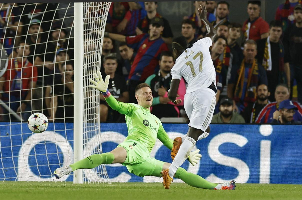 Foi assim que Sadio Mané cabeceou a baliza do Barcelona após um rápido contra-ataque.  Foto: Reuters