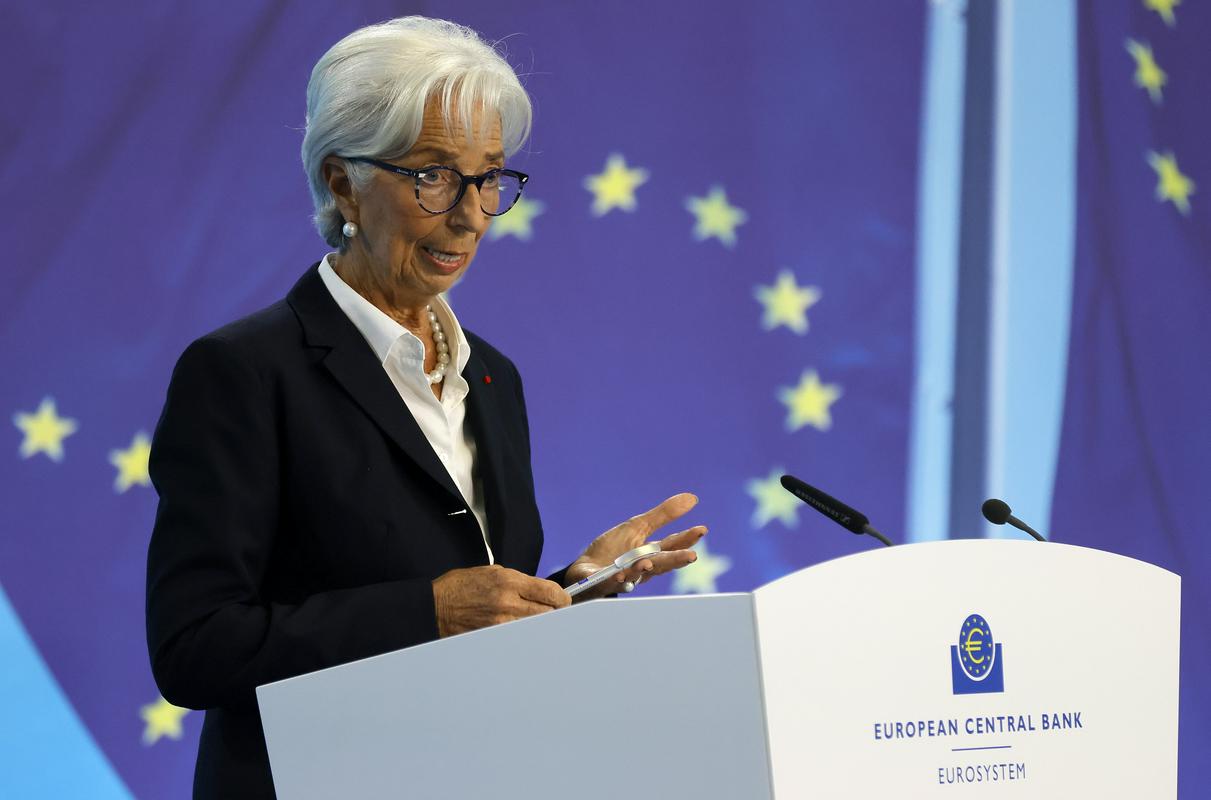 Predsednica ECB-ja Christine Lagarde se je odzvala na nekatere kritike iz političnih krogov. Med drugim sta bila do ECB-ja kritična francoski predsednik Emmanuel Macron ter italijanska premierka Giorgia Meloni. 