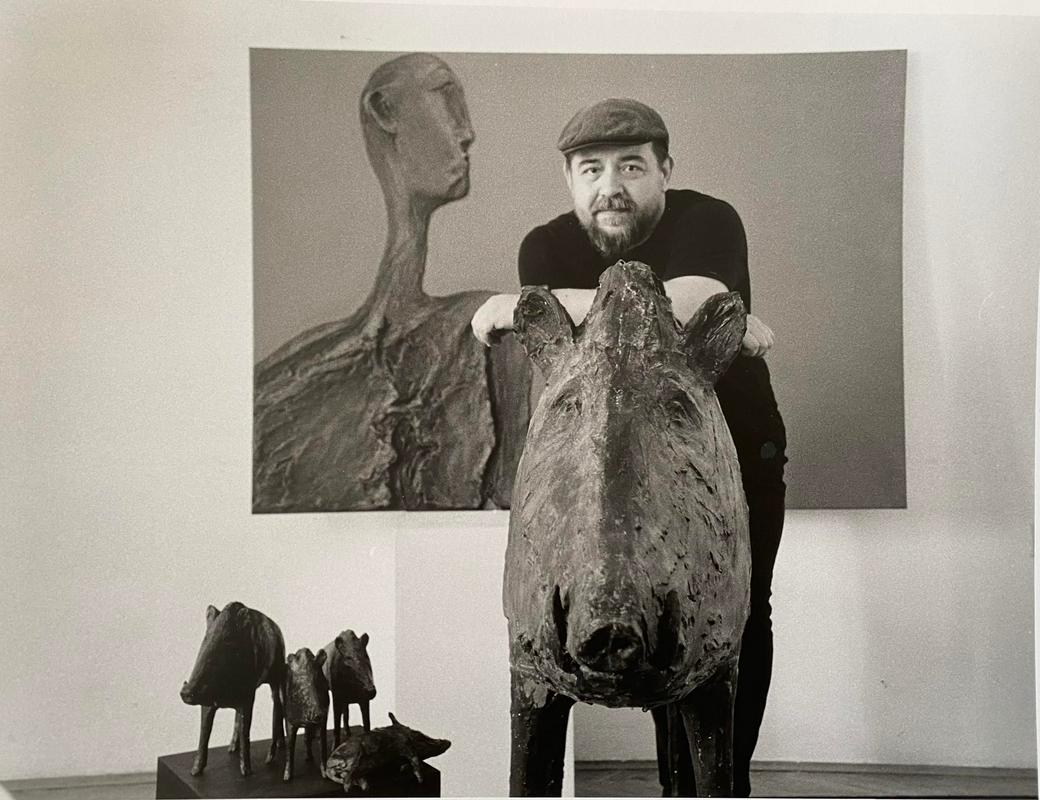 Marijan Mirt je bil rojen leta 1975 v Zagrebu, kjer je obiskoval Srednjo šolo za oblikovanje in dizajn, potem še Akademijo likovnih umetnosti, kjer je diplomiral pri akad. kiparju prof. Miru Vucu in tudi magistriral ter pridobil naziv mag. artium. Je član DLUM-a, ZDSLU-ja in ULUPUH-a, je kipar, slikar in oblikovalec. Od leta 2000 živi in dela v Mariboru, je aktiven član Društva likovnih umetnikov Maribor (DLUM), kjer je bil daljše obdobje podpredsednik društva in predsednik Umetniškega sveta DLUM-a. Je pomemben povezovalni člen med umetniki Maribora in Hrvaške ter je idejni vodja ter pobudnik urbane likovne sekcije in likovnih kolonij Milene Lah (v Mariboru od leta 2014 dalje). Njegova dela krasijo tudi mesta v Rusiji, kjer je 2009 in 2010 sodeloval na kiparskih simpozijih v mestu Penza. Ustvarjal je v tudi Avstriji in pri projektu Kiparji srednje Evrope razstavljal po Italiji, na Hrvaškem, Madžarskem … in v Sloveniji. Foto: Osebni arhiv Marijana Mirta/Tihomir Pinter