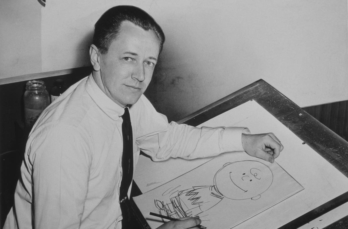 Charles M. Schultz v družbi Charlieja Browna na posnetku iz leta 1956. Foto: Wikipedia