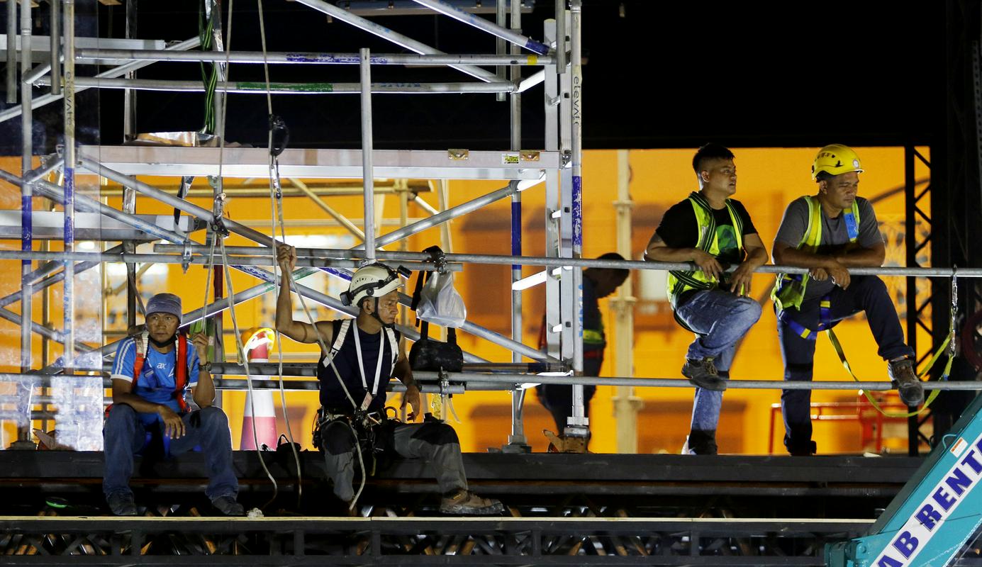 V Katarju je v času priprav na svetovno prvenstvo umrlo več sto, po poročanju Guardiana tudi več tisoč migrantskih delavcev. Foto: Reuters