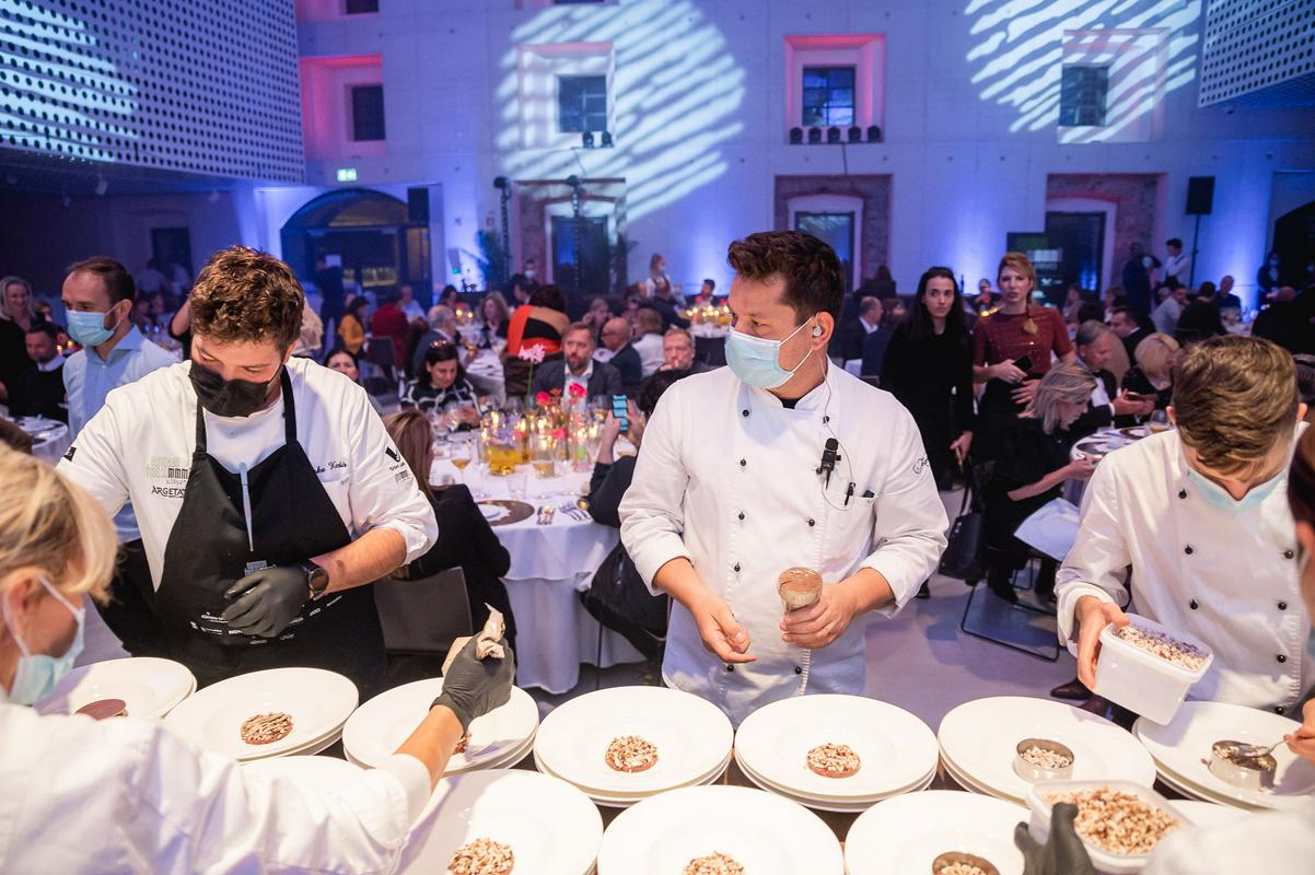 Lanska sklepna doživljajska večerja Evropskega simpozija hrane, na kateri so kuhali vsi slovenski imetniki Michelinovih zvezdic. Foto: EFS