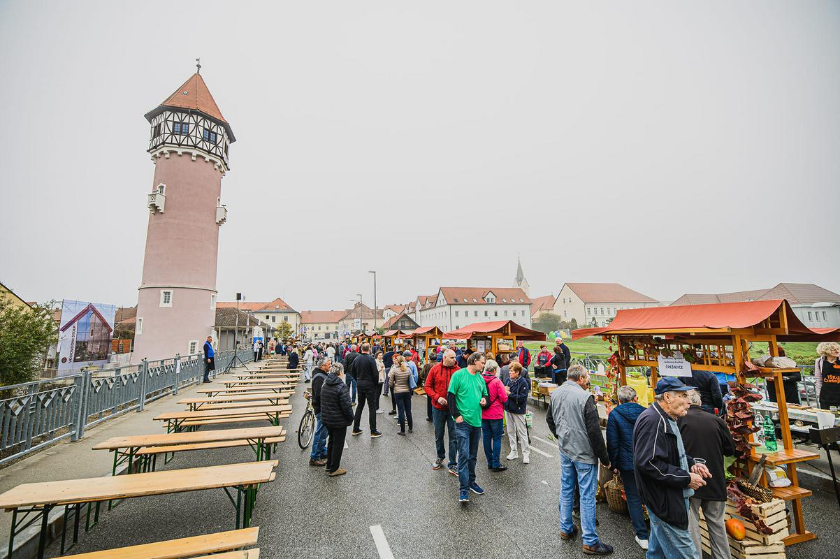 Ob sobotnem odprtju so se pri prenovljenem vodovodnem stolpu med drugim predstavila brežiška turistična društva. Foto: Občina Brežice