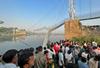 V zrušenju visečega mostu v Indiji najmanj 141 mrtvih. Policija prijela devet ljudi. 
