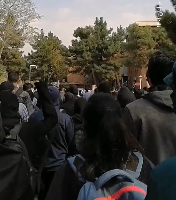 Študenti v Iranu bojkotirajo predavanja v podporo protivladnim protestom