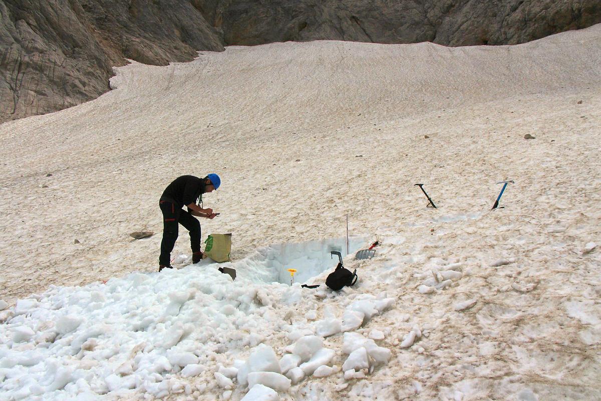 Ostanki ledenikov, snežišč in snežnih plazov so še posebej pomemben vir pitne vode med poletnimi sušami. Njihovo popolno ali zgodnejše izginotje vpliva tudi na vodno bilanco. Na fotografiji vzorčenje ledenika pod Skuto. Foto: Geografski inštitut Antona Melika ZRC SAZU