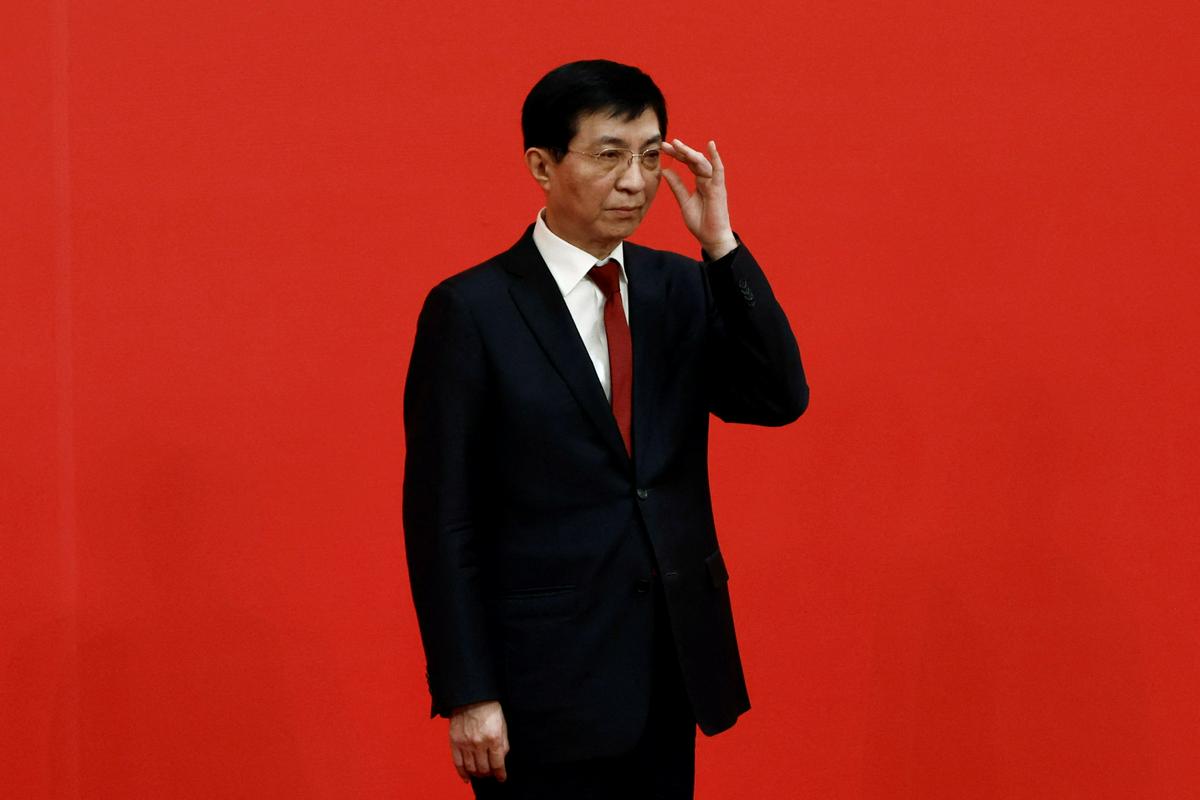 67-letni Vang Huning je eden redkih kitajskih politikov, ki se mu je uspelo obdržati v vrhu komunistične partije v zadnjih desetletjih. Velja za glavnega partijskega teoretika in ideologa, ki naj bi tvorec teoretskih konceptov zadnjih treh kitajskih voditeljev – teorije treh zastopstev Džang Dzemina, znanstvenega pogleda na razvoj Hu Džintaa in kitajskih sanj Ši Džinpinga. Foto: Reuters