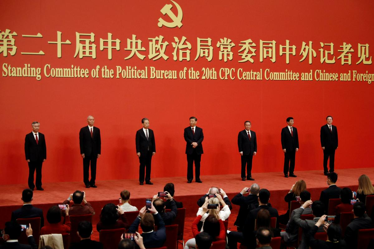 Novi stalni komite politbiroja kitajske komunistične partije v sestavi Li Ši, Caj Či, Džao Ledži, Ši Džinping, Li Čjang, Vang Huning in Ding Šuešjang. Foto: Reuters