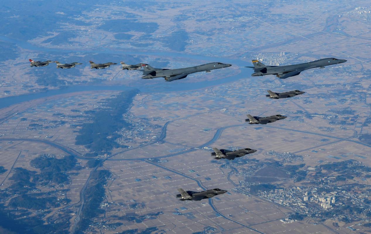 Na skupnih vojaških vajah Južne Koreje in ZDA sta sodelovala tudi strateška bombnika B-1B. Foto: Reuters