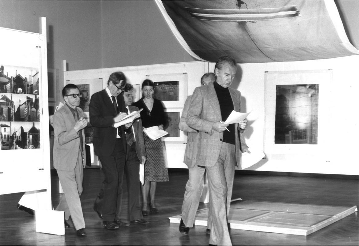 Zoran Kržišnik in člani mednarodne žirije 12. grafičnega bienala med ogledom razstavljenih del, Moderna galerija, 1977. Foto: Arhiv MGLC