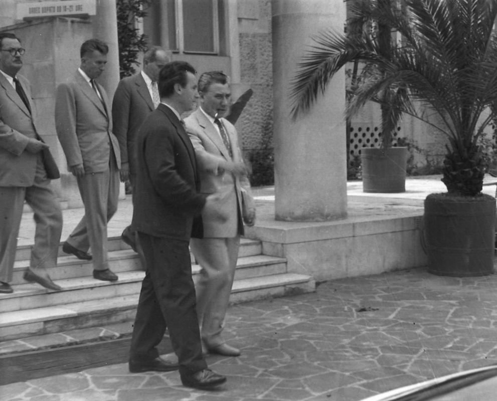 Kržišnik pred Moderno galerijo v pogovoru z Aleksandrom Rankovićem. Posneto ob tretjem grafičnem bienalu leta 1959. Foto: Arhiv MGLC