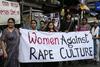 Srhljivo posilstvo, ki je pretreslo Indijo: vse tri moške izpustili iz zapora