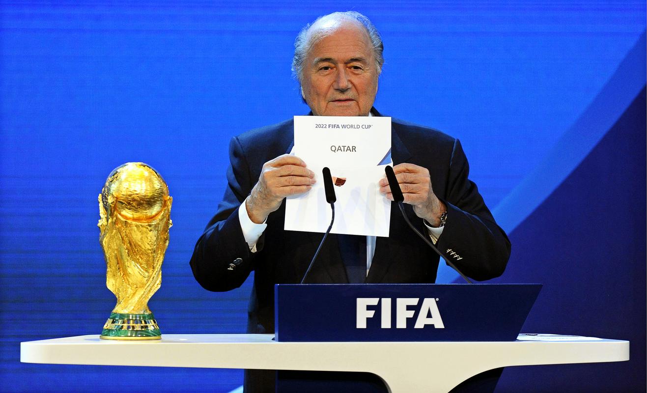 Ko je Blatter pred 12 leti izvlekel iz kuverte napis Katar, to ni bilo po okusu takratnega predsednika Fife, hkrati pa je bilo to zaradi ameriške preiskave usodno za nogometno prihodnost večine članov izvršnega odbora, ki so domnevno prejemali podkupnine. Foto: EPA