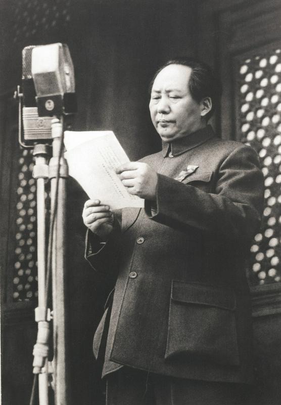 Mao Cetung je 1. oktobra leta 1949 na Trgu nebeškega miru v Pekingu razglasil ustanovitev Ljudske republike Kitajske. Foto: AP
