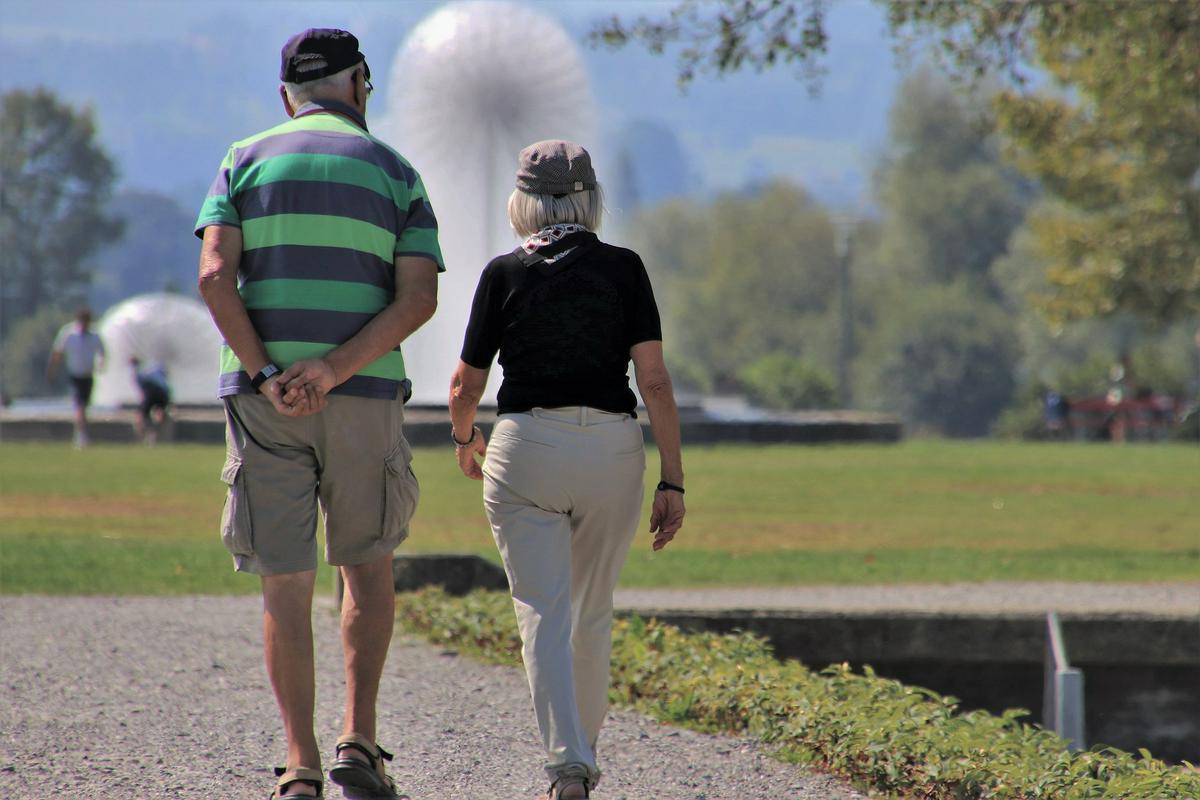 Vprašanje, ali bo članek dal misliti kakšnemu starejšemu paru, da začne razmišljati o selitvi v Slovenijo ... Foto: Pixabay