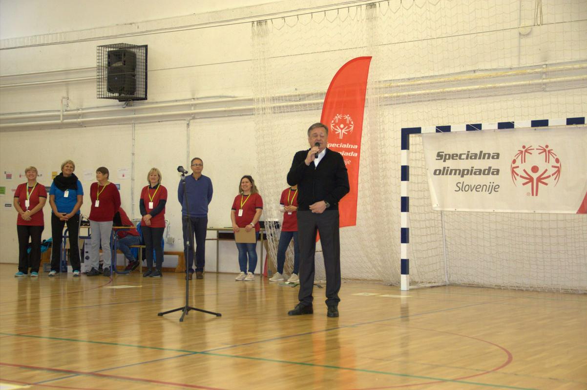 Na fotografiji je Zoran Janković, ki z mikrofonom v roki nagovarja sodelujoče na igrah MATP. Foto: Center Janeza Levca Ljubljana