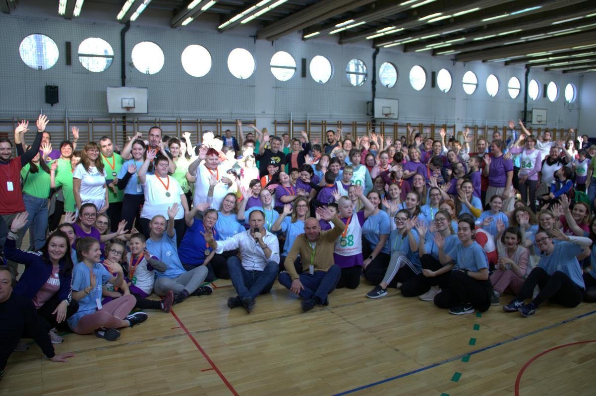 Na sliki je skupinska fotografija vseh udeležencev na 13. državnih igrah MATP. Foto: Center Janeza Levca Ljubljana
