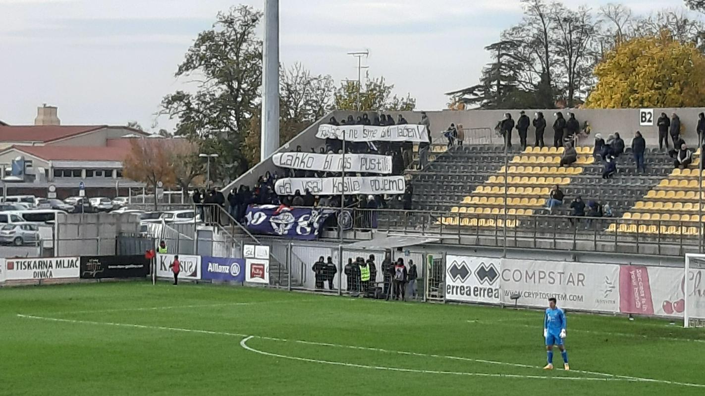 Mariborska navijaška skupina Viole je v drugem polčasu izrazila svoje nezadovoljstvo nad terminom tekme v nedeljo ob 13.00. 