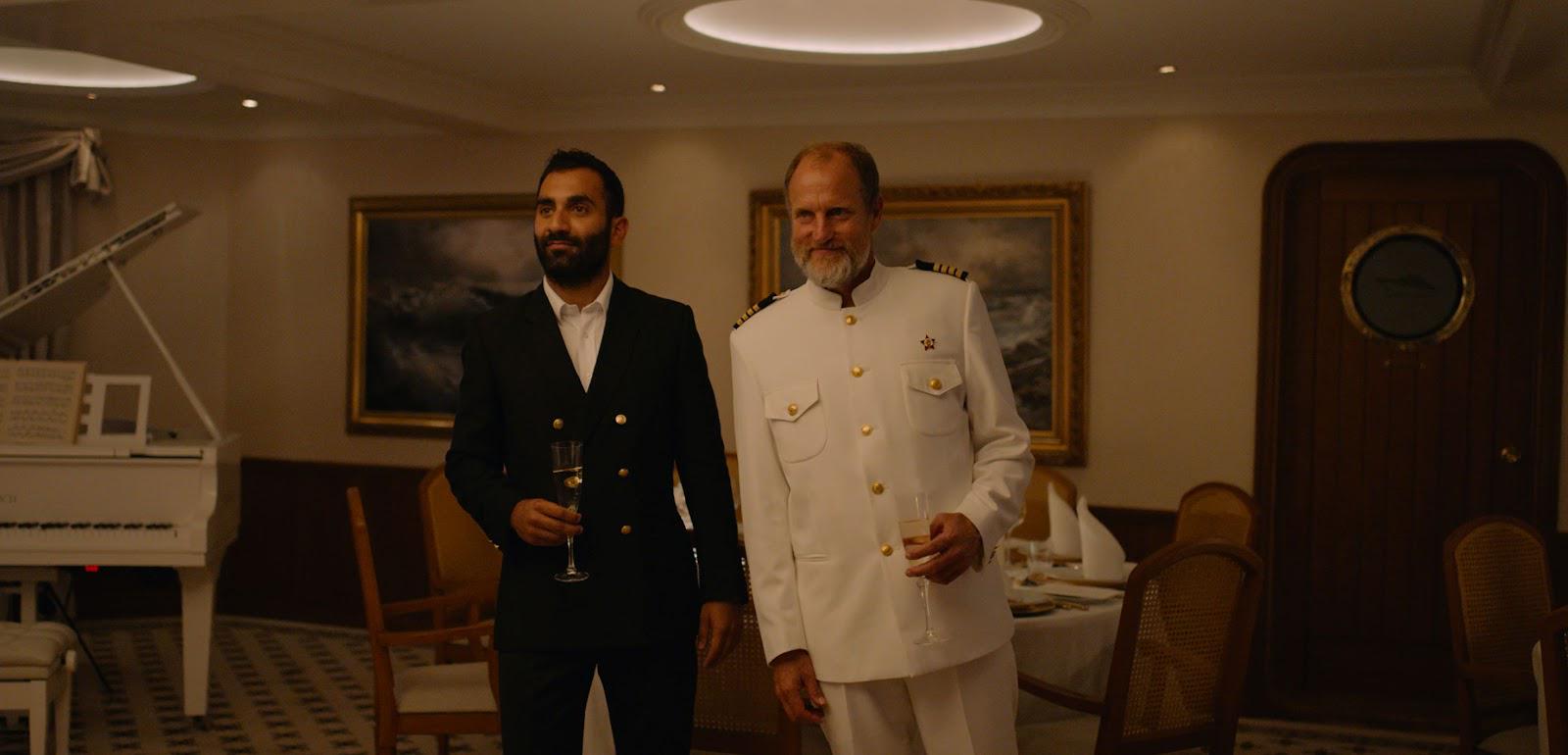 Woody Harrelson ima majhno epizodno vlogo kot zapiti ladijski kapitan, ki se iz svoje kabine prikaže na edini večer, ko je napovedano nemirno morje. Sledi kaos. Foto: IMDb