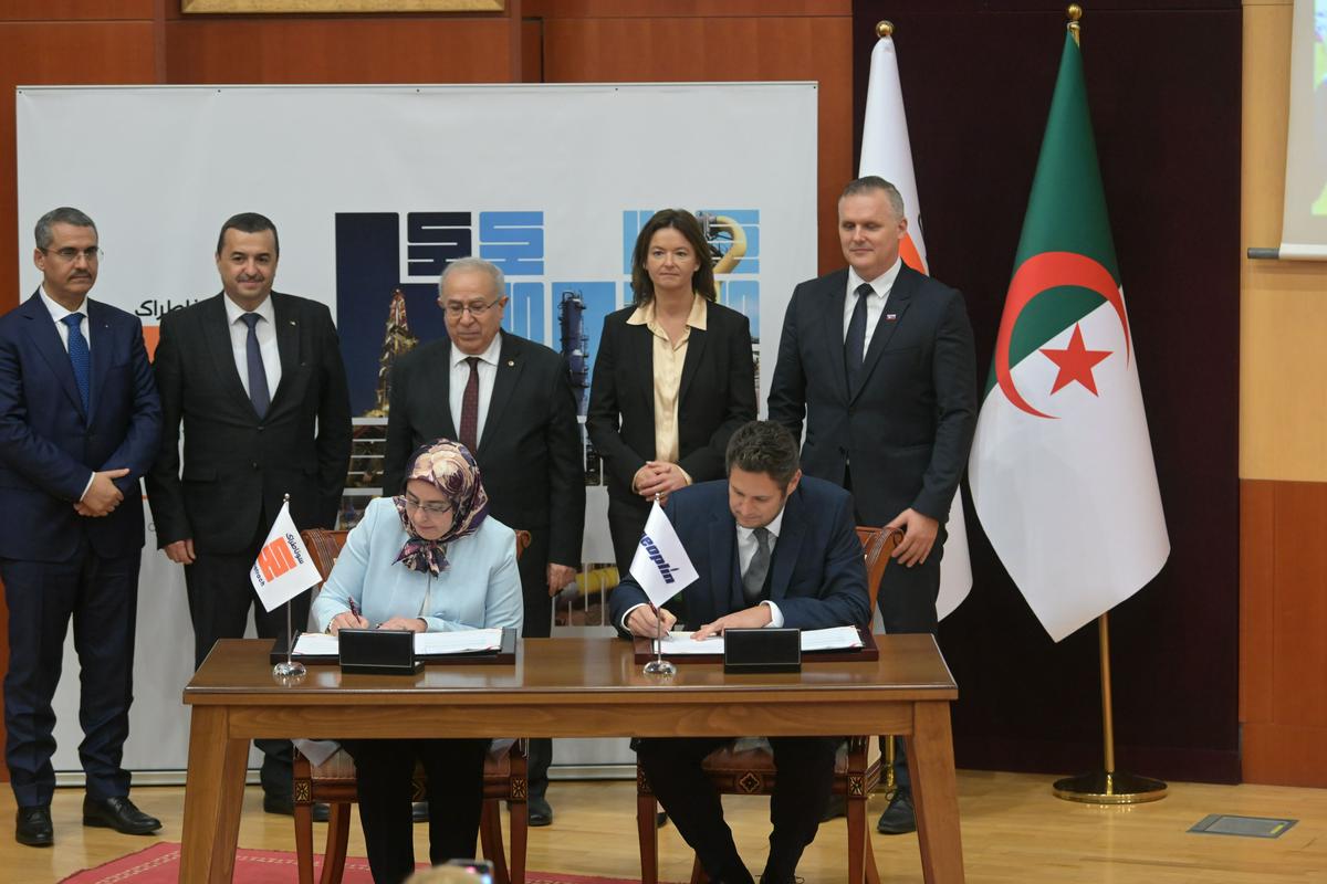 Pogodbo je podpisal glavni direktor Geoplina Matija Bitenc ob robu obiska ministra za infrastrukturo Bojana Kumra in zunanje ministrice Tanje Fajon v Alžiru. Foto: STA