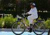 72-letna Dorothee iz Švedske s kolesom na podnebno konferenco v Egipt