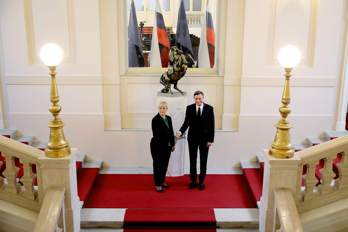 Do polnega prevzema funkcije so predsednici na voljo tako Pahor kot njegovi sodelavci, je dejal Pahor. Dogovorila pa sta se, da se bo Nataša Pirc Musar od 5. decembra naprej seznanjala z administrativnim delom urada predsednika. Foto: STA/Daniel Novakovič
