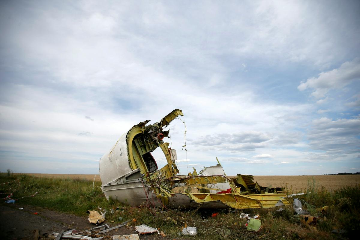Ostanki potniškega letala pri vasi Grabovo v Donecku. Foto: Reuters