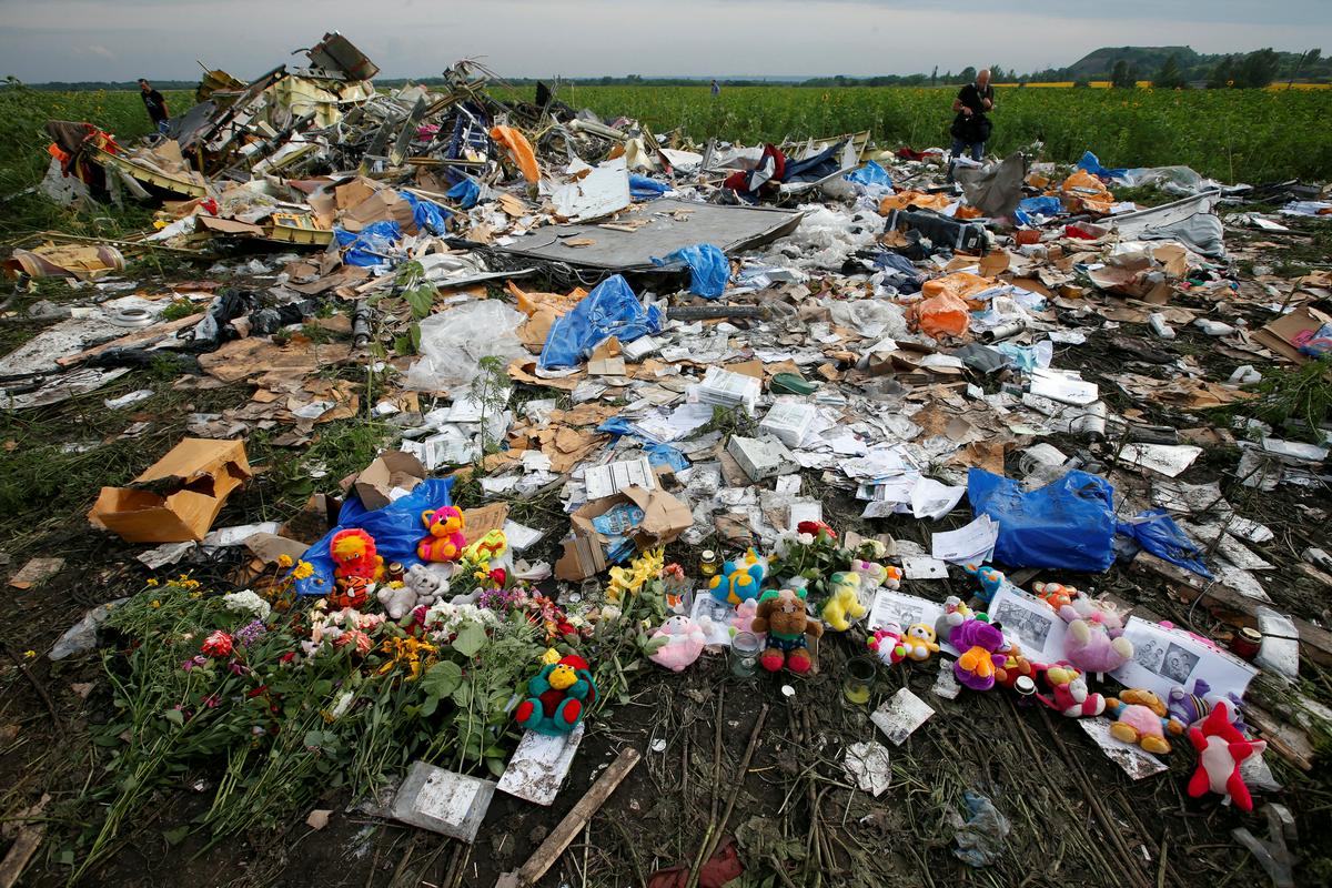 Prebivalci vasi Rozspine so na mestu padca sestreljenega letala pred osmimi leti pustili rože za umrle. Foto: Reuters