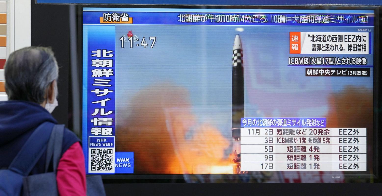Japonci opazujejo poročila o izstrelitvi rakete. Foto: Reuters