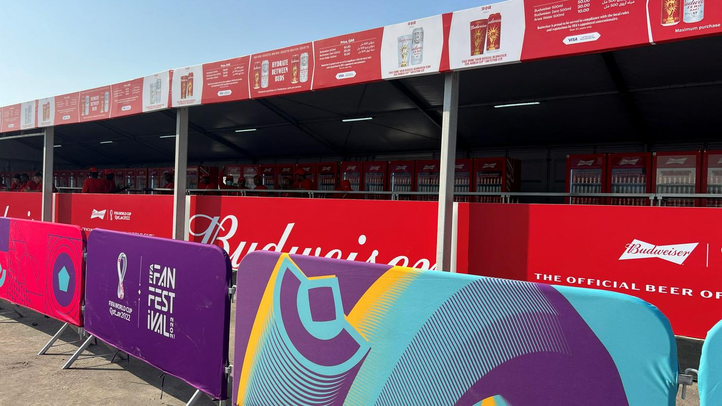 V Katarju je bilo pri stadionih že vse nared za prodajo piva, a zdaj bo moral dolgoletni partner Fife vse stojnice preobleči v modro barvo, ki je zaščitni znak brezalkoholnega piva. Foto: Reuters