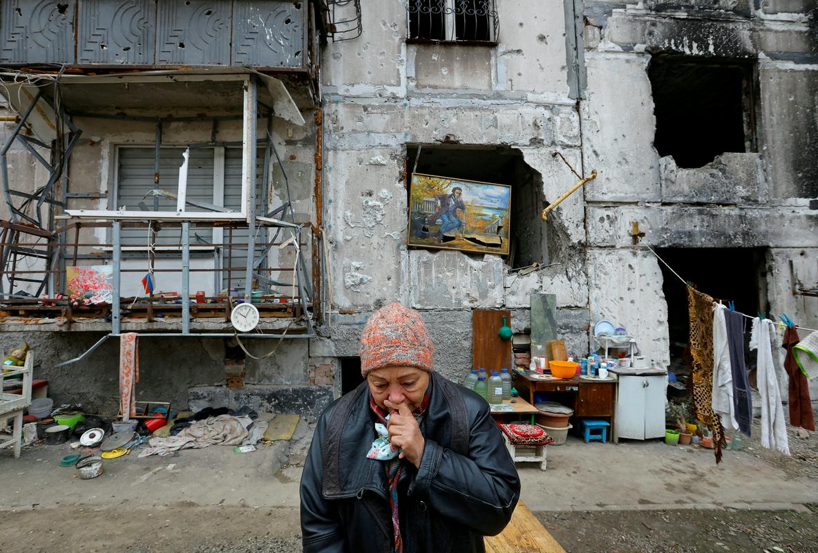 Lokalni prebivalci v razsutem Mariupolju. Foto: Reuters