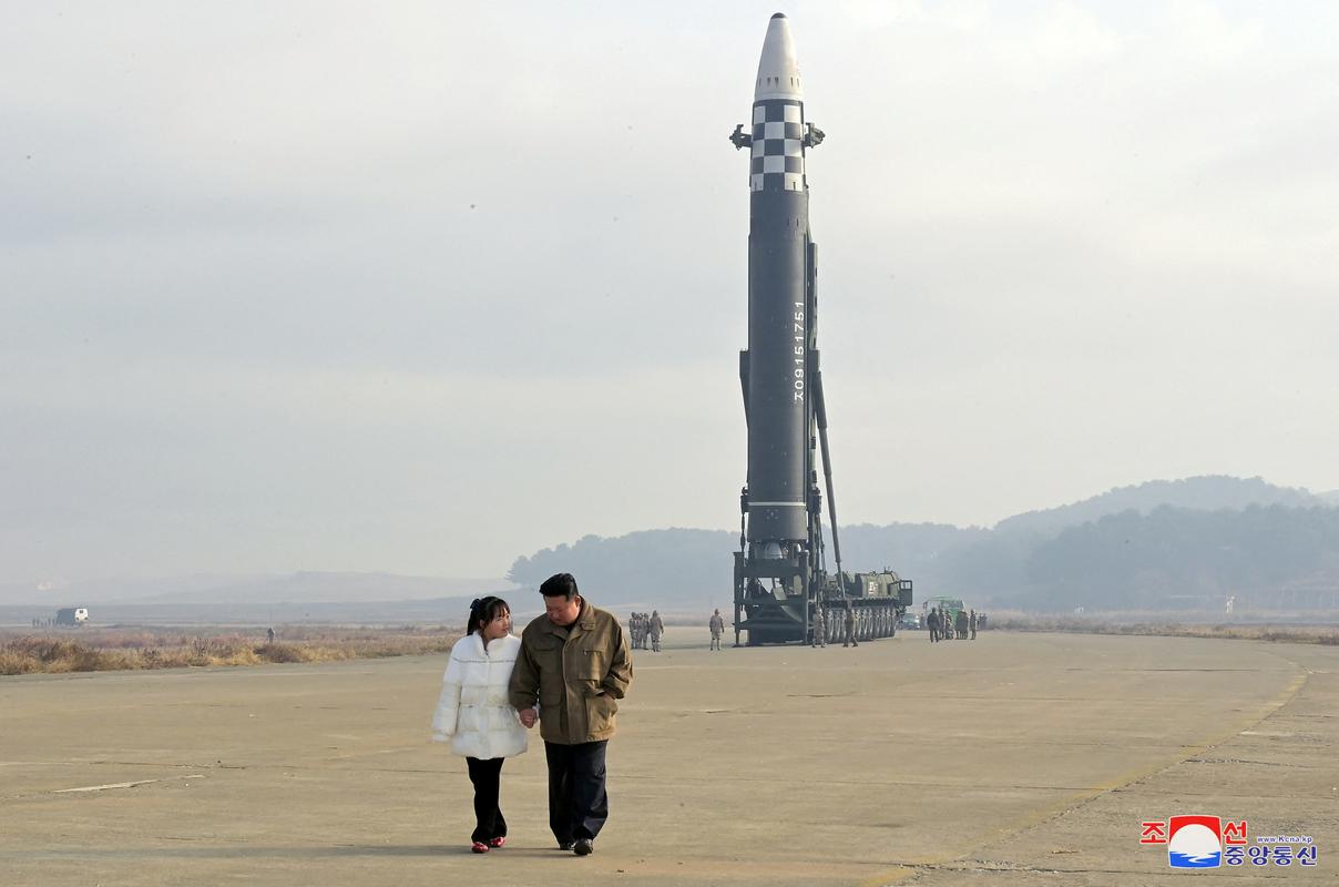 Severnokorejski voditelj je hčerki pokazal izstrelitev balistične rakete. Foto: Reuters