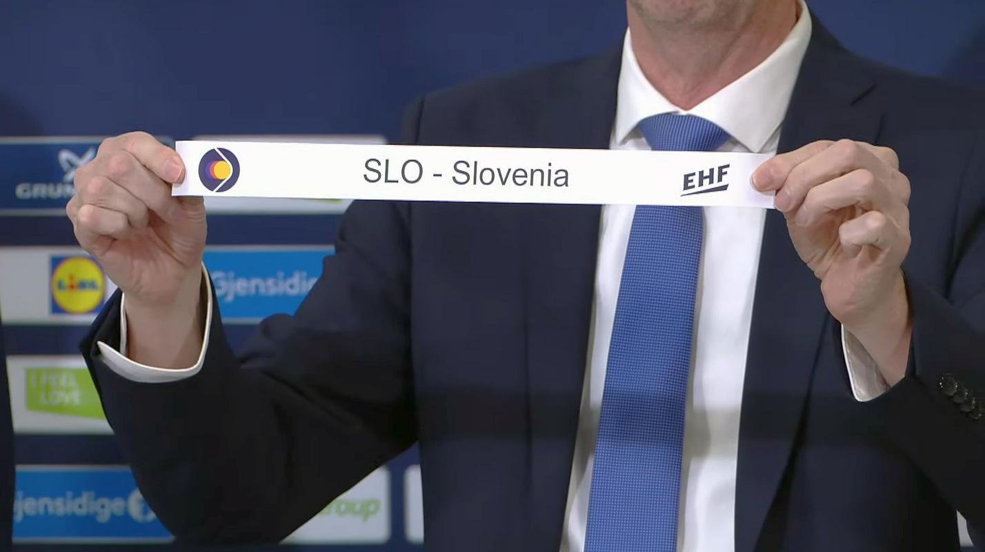 Trenutek, ko je bilo v petem paru razkrito ime Slovenije kot nasprotnice Italije. Foto: Zajem zaslona/EHF