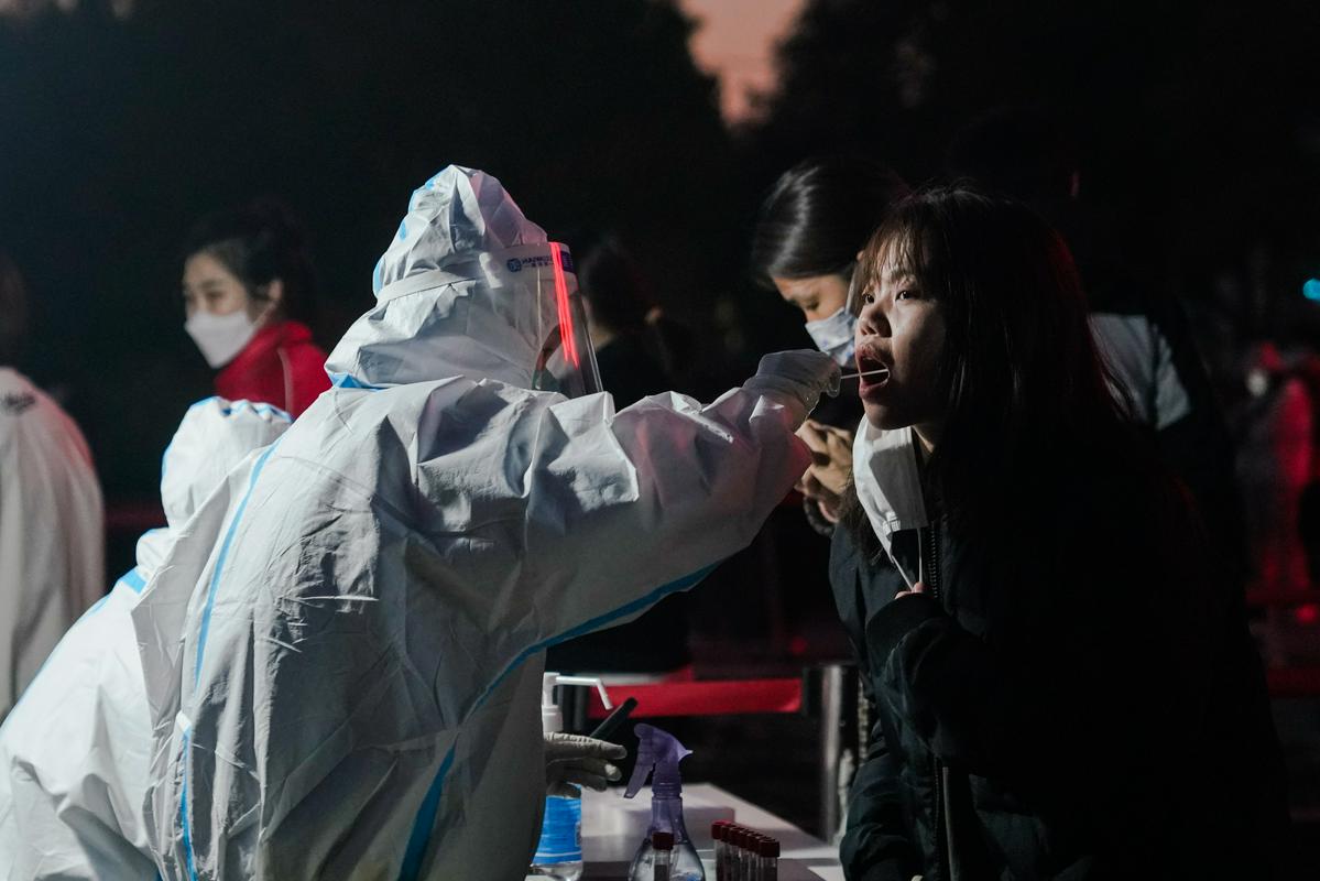 Testiranje na koronavirus v Pekingu. Foto: EPA