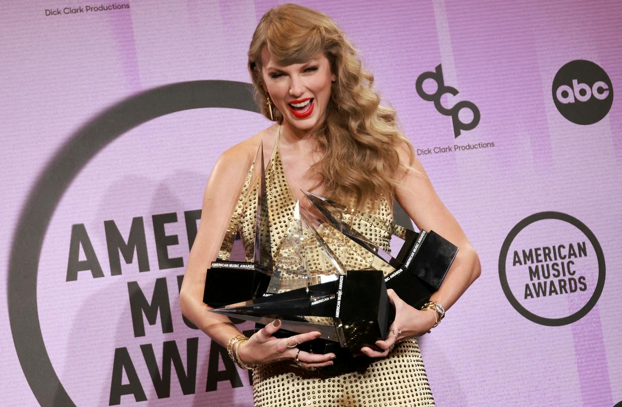 Taylor Swift s šestimi nagradami. Foto: Reuters