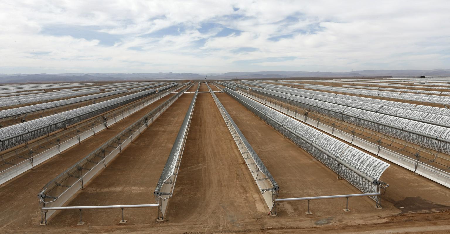 Maroko je ena od prvih držav, ki se je lotila tako obsežnega umeščanja koncentriranih sončnih elektrarn za proizvodnjo elektrike, s čimer želi biti zgled tudi drugim državam v severni Afriki. Foto: AP