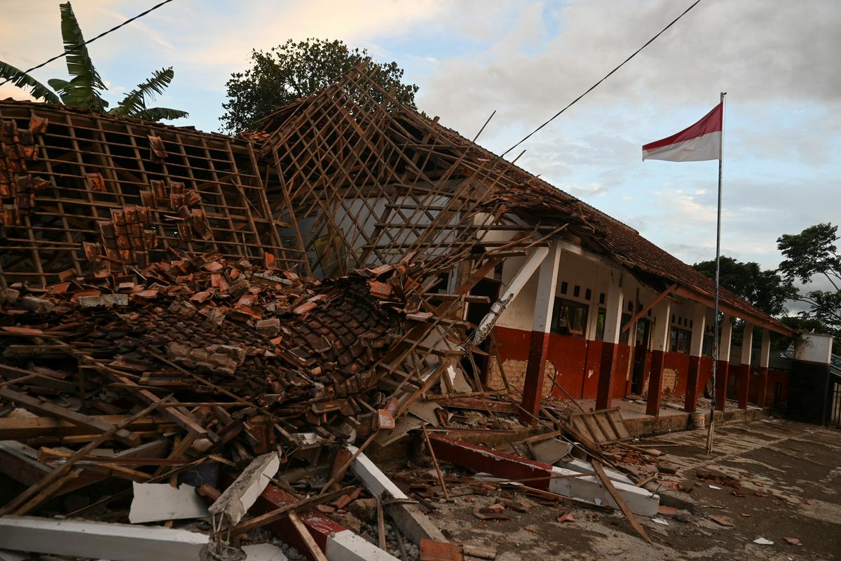 Območje, ki ga je prizadel potres, je gosto poseljeno in podvrženo zemeljskim plazovom. Foto: Reuters