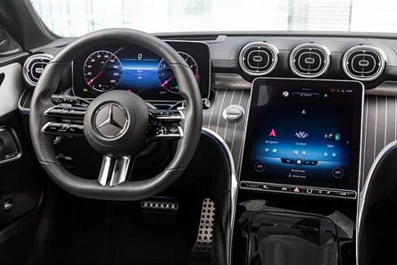 V potovalni kabini je zadnja generacija zabavno-informacijskega sistema MBUX z velikimi zasloni, umetno inteligenco in glasovnim upravljanjem. FOTO: Mercedes-Benz AG