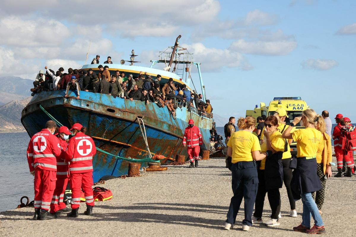 Ribiška ladja s prebežniki je poslala klic na pomoč. Foto: Reuters