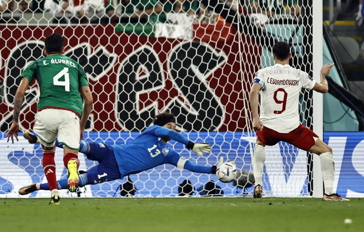 Takole je Guillermo Ochoa, ki nastopa že na svojem petem svetovnem prvenstvu, zaustavil strel Roberta Lewandowskega z enajstmetrovke. Foto: Reuters