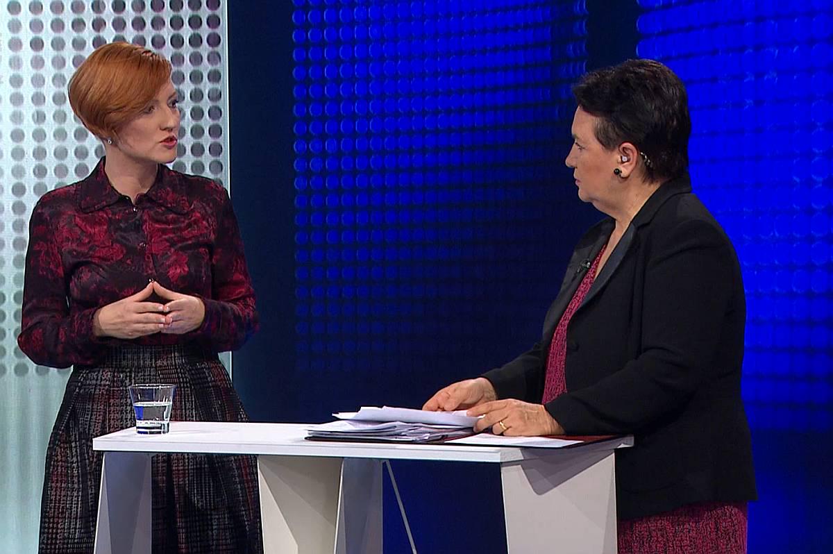 Ministrica Asta Vrečko z voditeljico oddaje Vido Petrovčič. Foto: TV Slovenija/posnetek zaslona