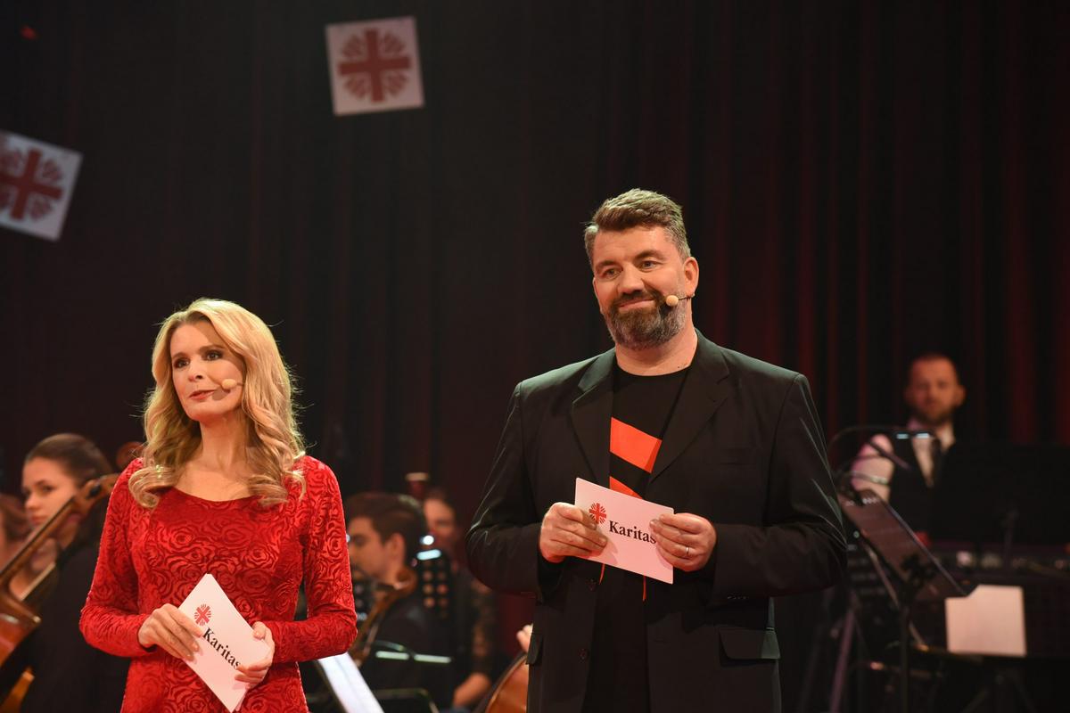 Voditelja večera sta bila izkušena Bernarda Žarn in Jure Sešek. Foto: Tatjana Splichal