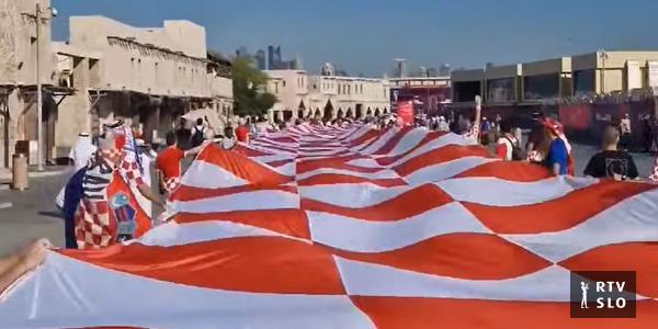 Torcedores croatas em Doha enlouqueceram com a bandeira de 201 metros de comprimento, mas não foram autorizados a levá-la ao estádio