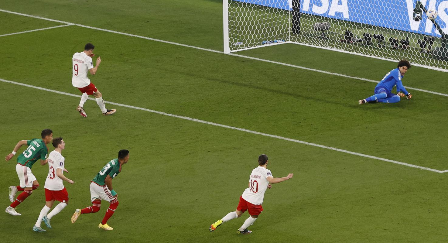 Z izidom 0:0 so se na tem prvenstvu končale tekme Danska − Tunizija, Mehika − Poljska (na fotografiji je neuspešno izvedena enajstmetrovka Roberta Lewandowskega) in Maroko − Hrvaška. Foto: EPA