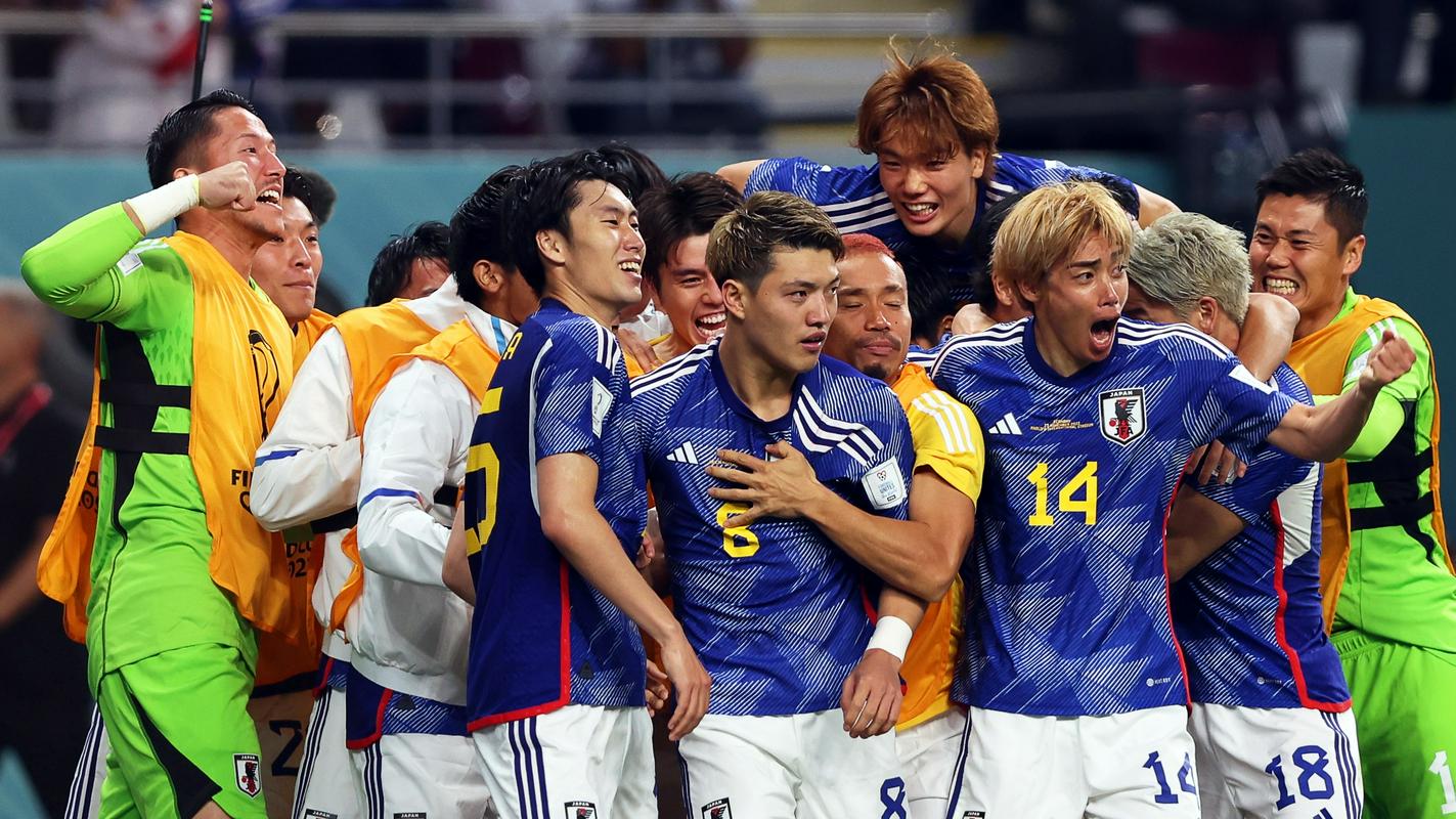 Veselje Japoncev po veliki zmagi nad eno izmed favoritinj prvenstva Nemčijo. Ta je na svetovnih prvenstvih tekmo, na kateri je ob polčasu vodila, izgubila prvič po letu 1978, ko jo je s 3:2 premagala Avstrija. Foto: EPA