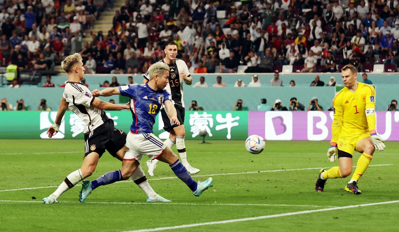 Trenutek, ko je okamnel tudi veliki Manuel Neuer in ob neodločnem Nicu Schlotterbecku je Takuma Asano zabil gol za japonsko športno zgodovino. Foto: Reuters